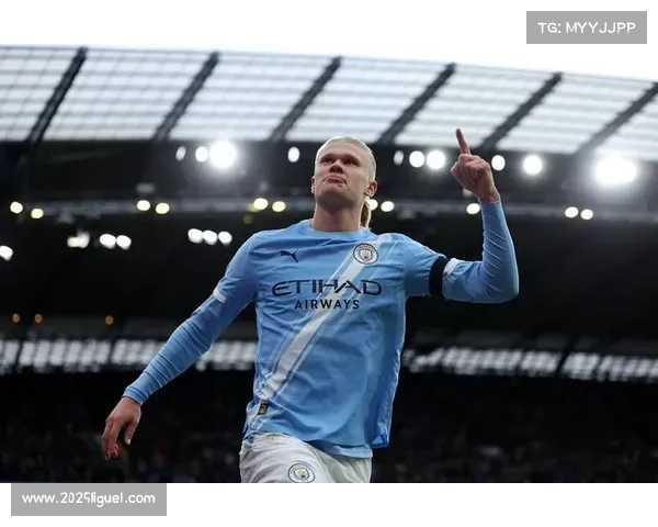 哈兰德点射破门后指向地面，致敬传奇